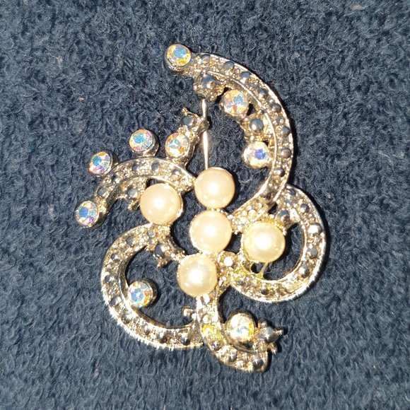 Art Nouveau Aurora Borealis Rhinestone & Faux Pearl Silver Tone Spiral Brooch - Picture 7 of 11